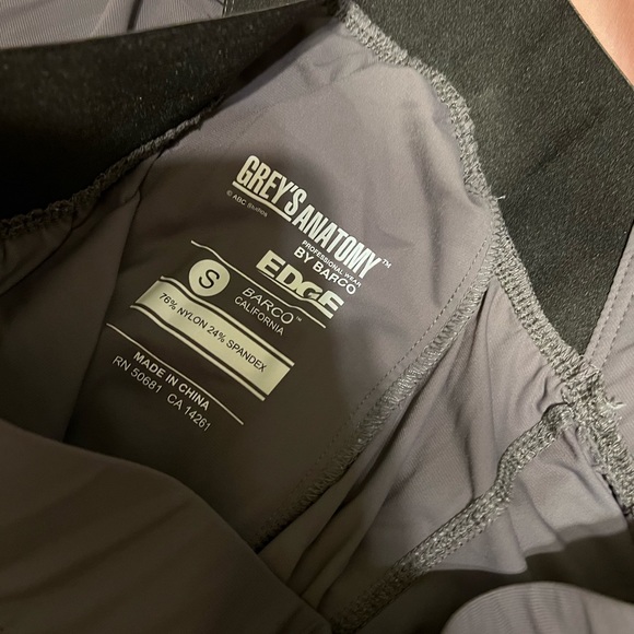 Women’s Scrubs - Picture 13 of 16